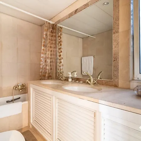 Villa Spacious In Jardim Do Golfe • Pool
